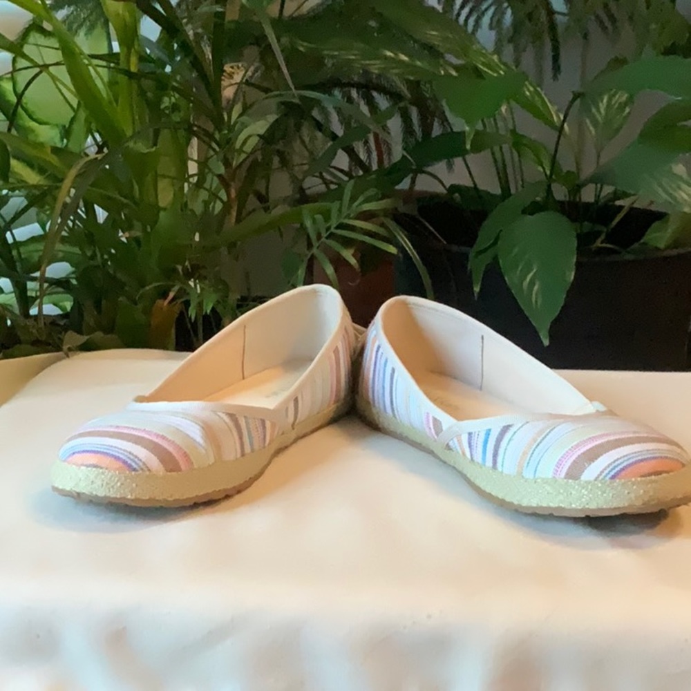 Kelly & Katie cream strip casual flats size 7